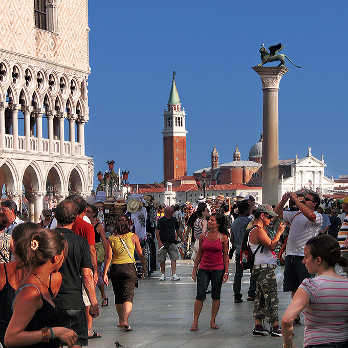 Momenti veneziani 66 - Folla a San Marco.jpg